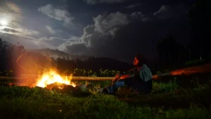 image of campfire kolukkumalai tent stay